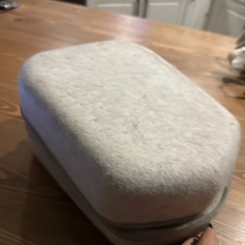 Oculus Quest 2 128gb With Case and Controllers works well slightly scratched